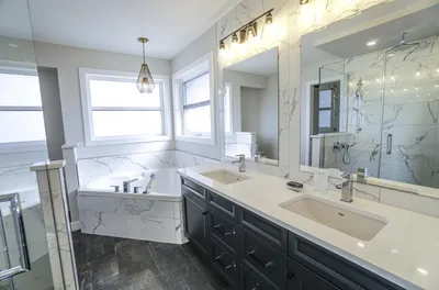 Une salle de bain moderne et parfaitement étanche : découvrez comment Benezech sécurise chaque étape de votre rénovation à Albi et ses alentours.