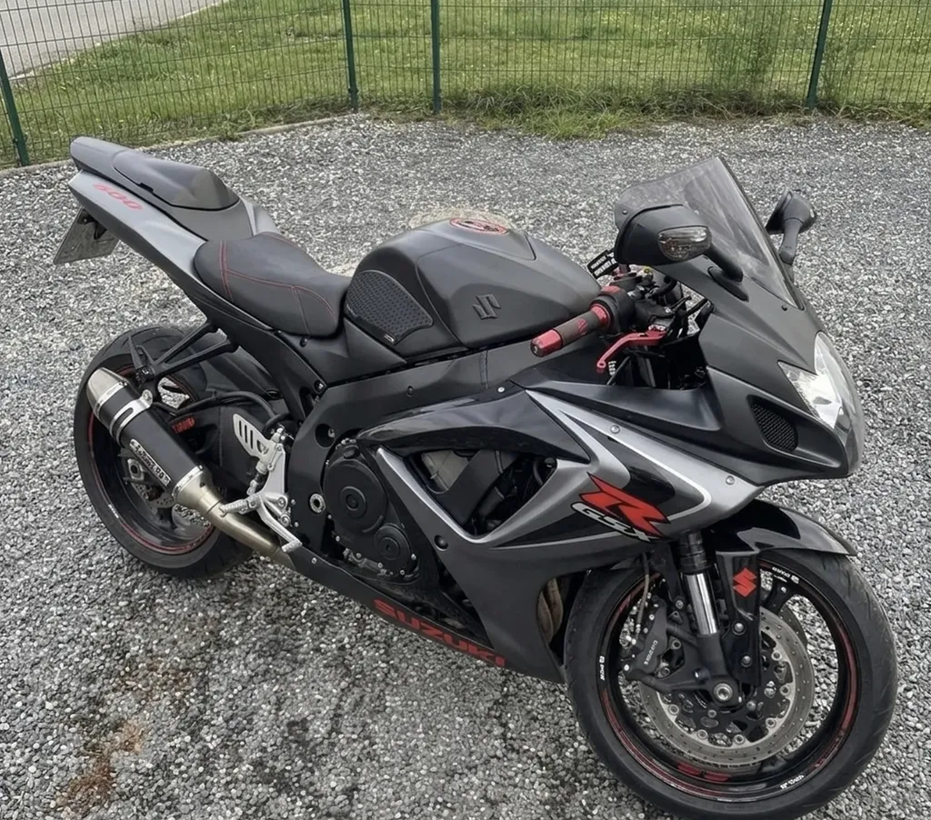 Total covering bi-ton rouge et noir sur une moto GSXR par adhésif vinyle haute qualité à Gerstheim dans le Bas-Rhin