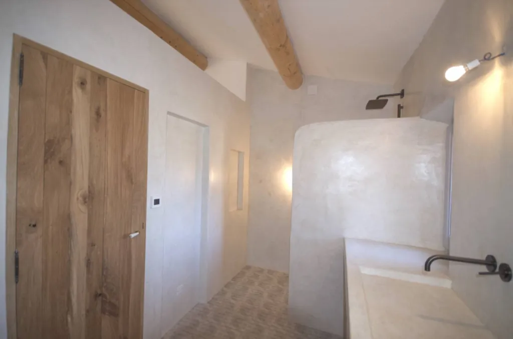Salle de bain béton ciré, vasque et douche italienne