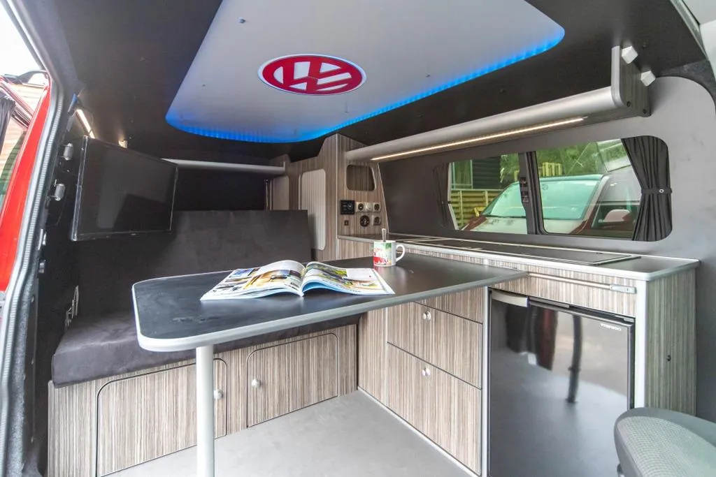 VW T6 Long aménagé sur-mesure à Marseille : van à plafond LED programmable pour les nuits méditerranéennes