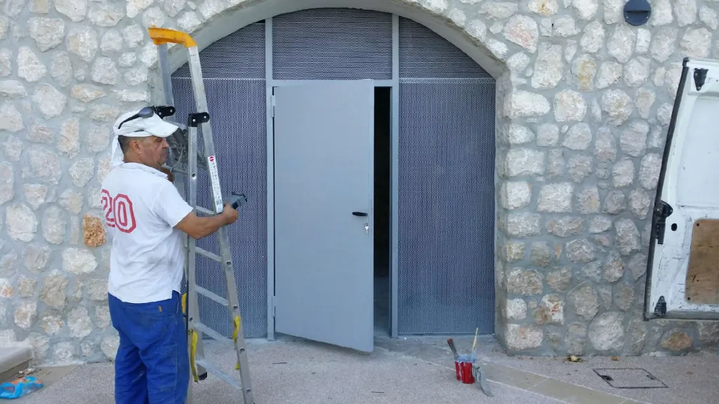 FABRICATION ET POSE PORTE TOLEE ET TOLES PERFOREE POUR FERMETURE ACCES MARSEILLE