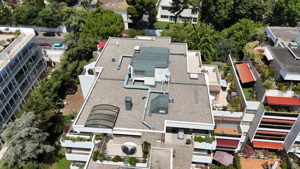 Réalisation d’un complexe d’étanchéité sous protection lourde sur 306 m², garantissant robustesse et durabilité en toiture accessible.