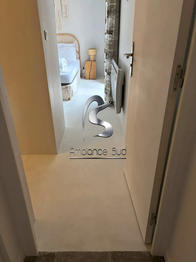 Chambre en résine minérale effet béton ciré