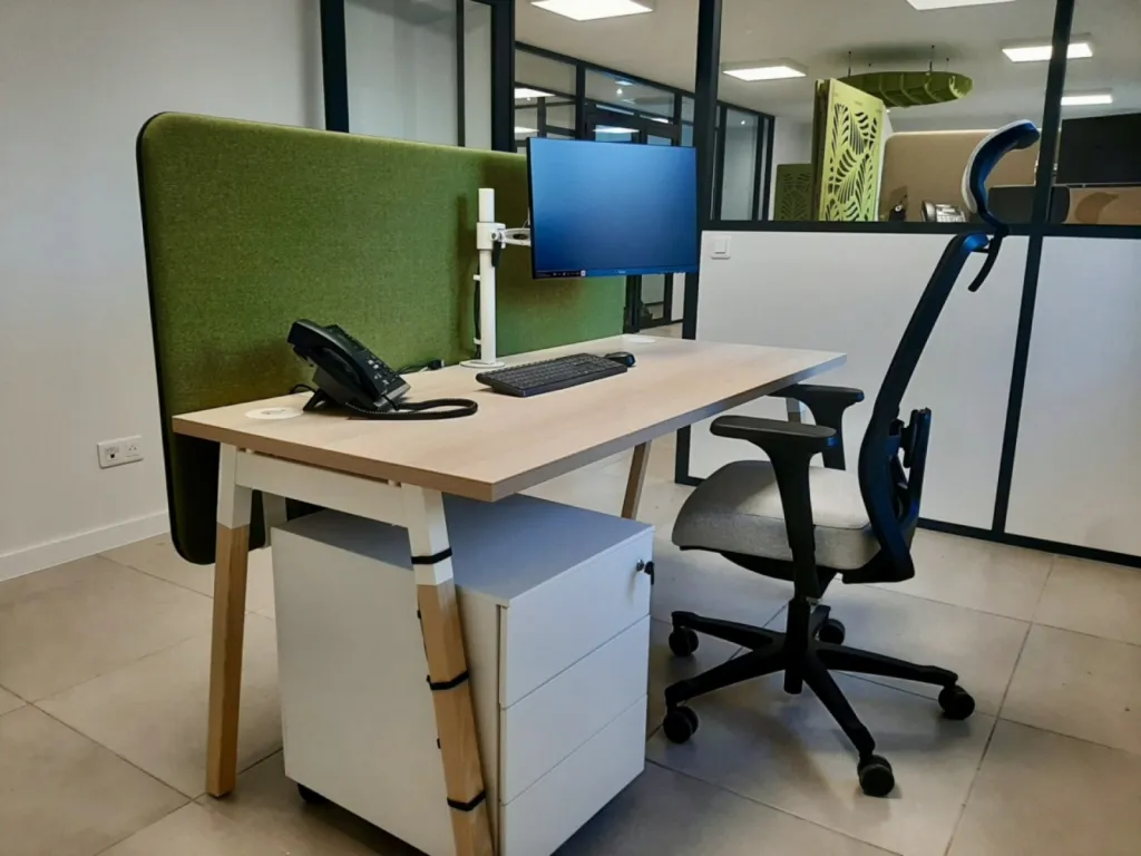 Aménagement coloré et acoustique sur plus de 300 m² de bureaux avec cloisons ARTECK et mobilier Harmony à Draguignan (83)