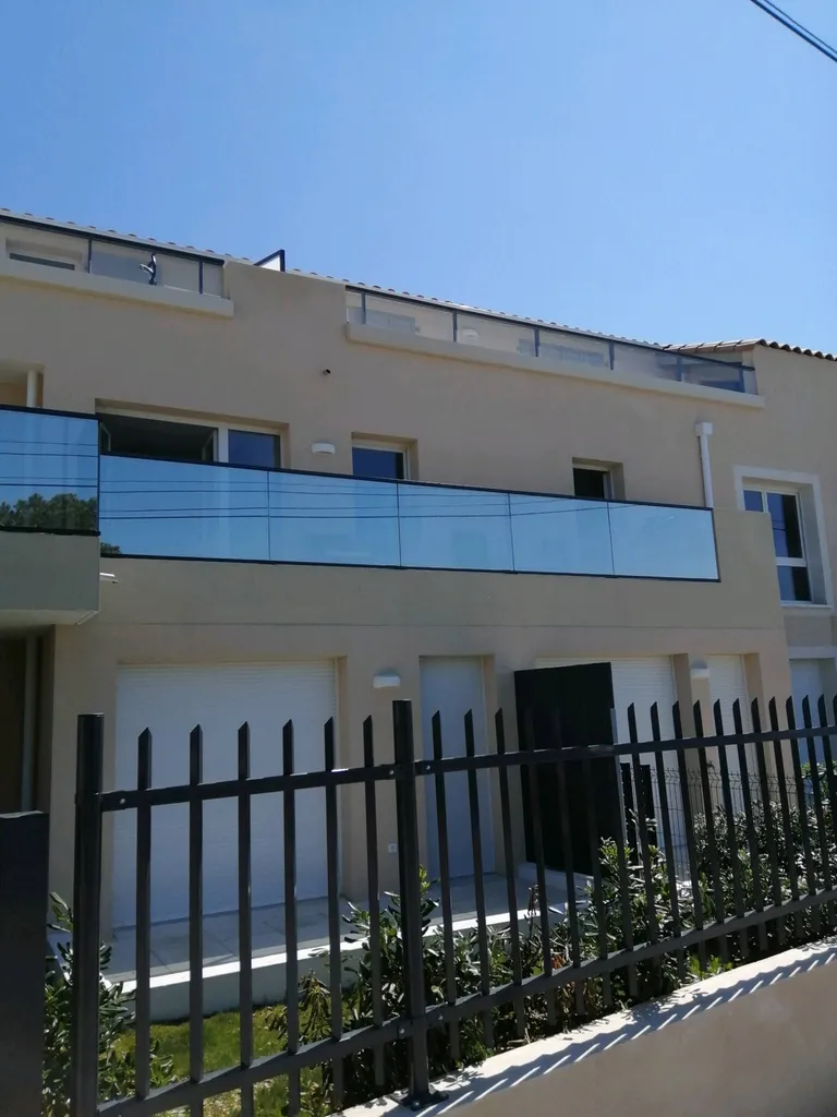 Films adhésifs sur garde corps a NICE.