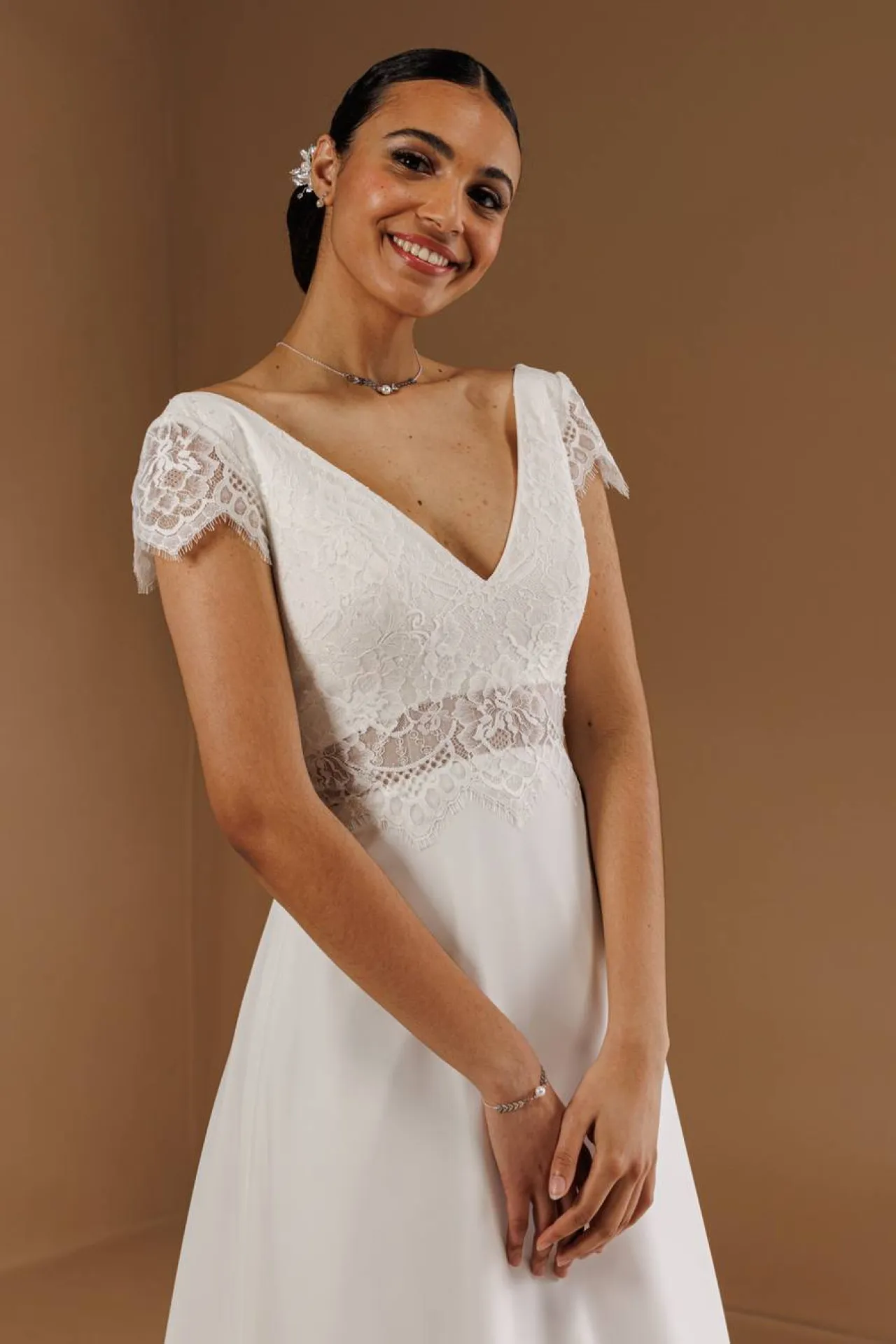 Robe de mariée épaules en dentelle sur la cote d'azur