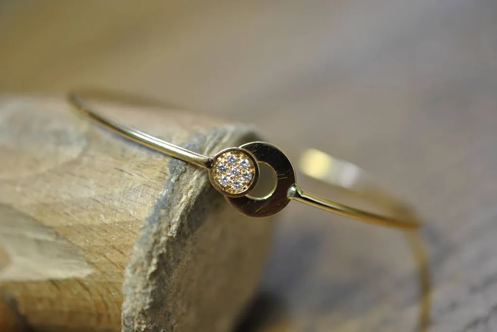 Bracelet jonc ovale or jaune et diamants