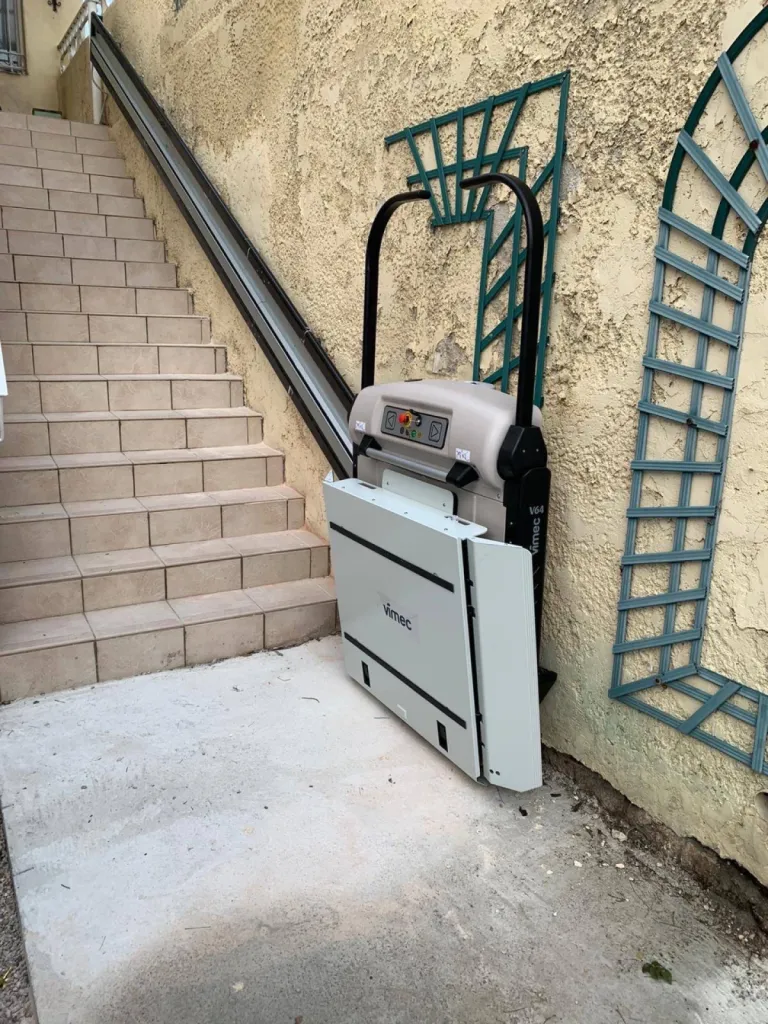 Création d'une accessibilité via une plateforme monte-escalier VIMEC V64 dans un escalier droit à Marseille