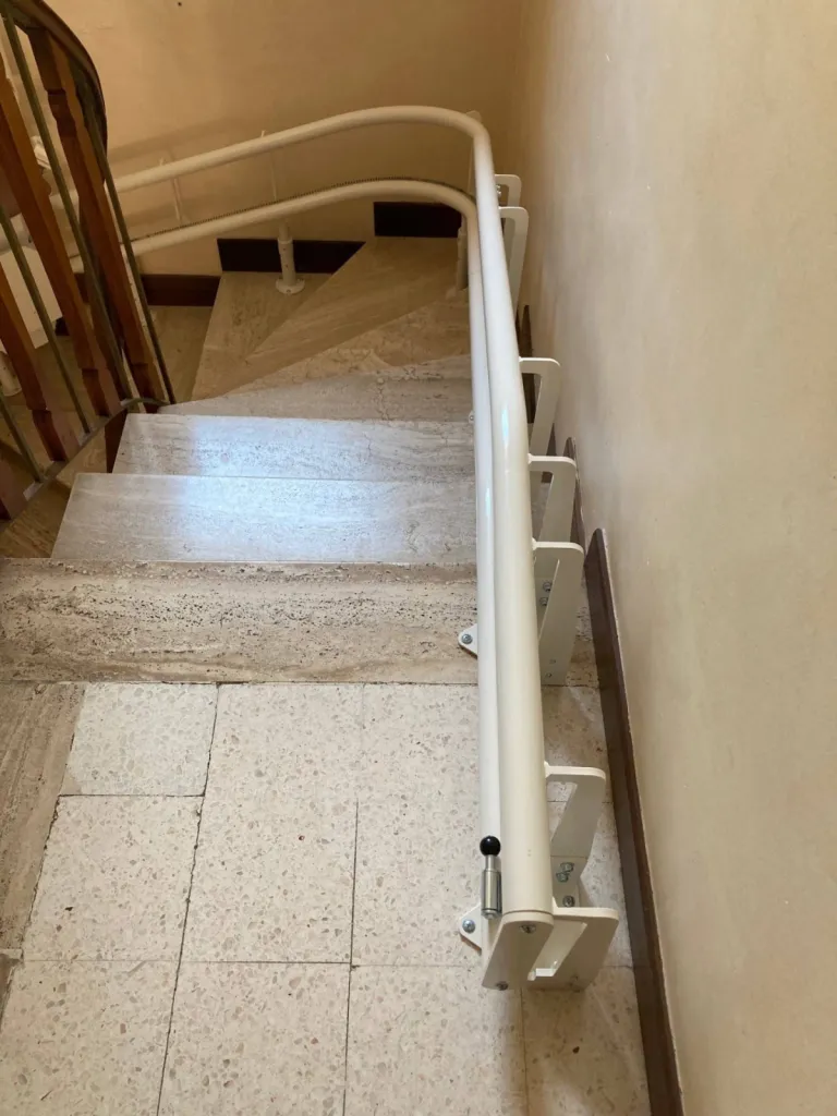 Prolongation horizontale installée pour s'adapter aux capacités fonctionnelles de l'utilisateur pour ce fauteuil monte-escaliers OTOLIFT près de Toulon