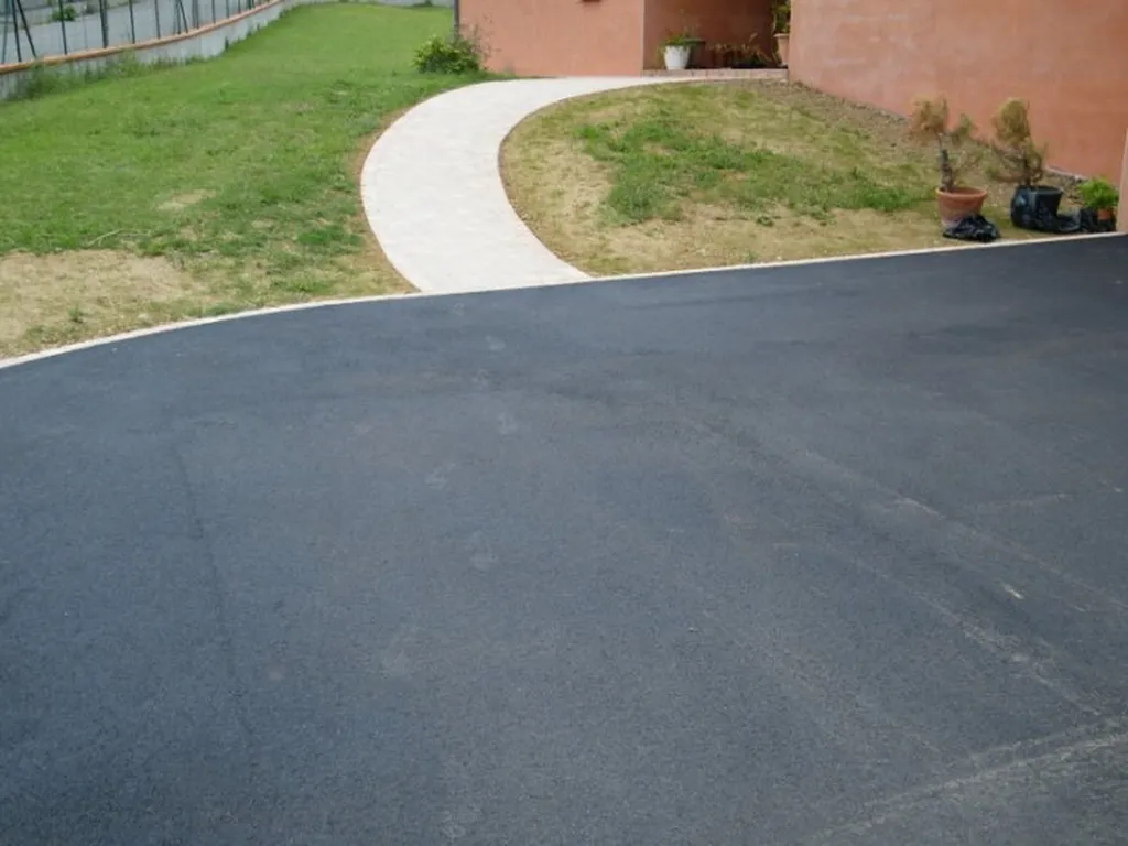 Parking en enrobé chez un particulier d'Auzielle