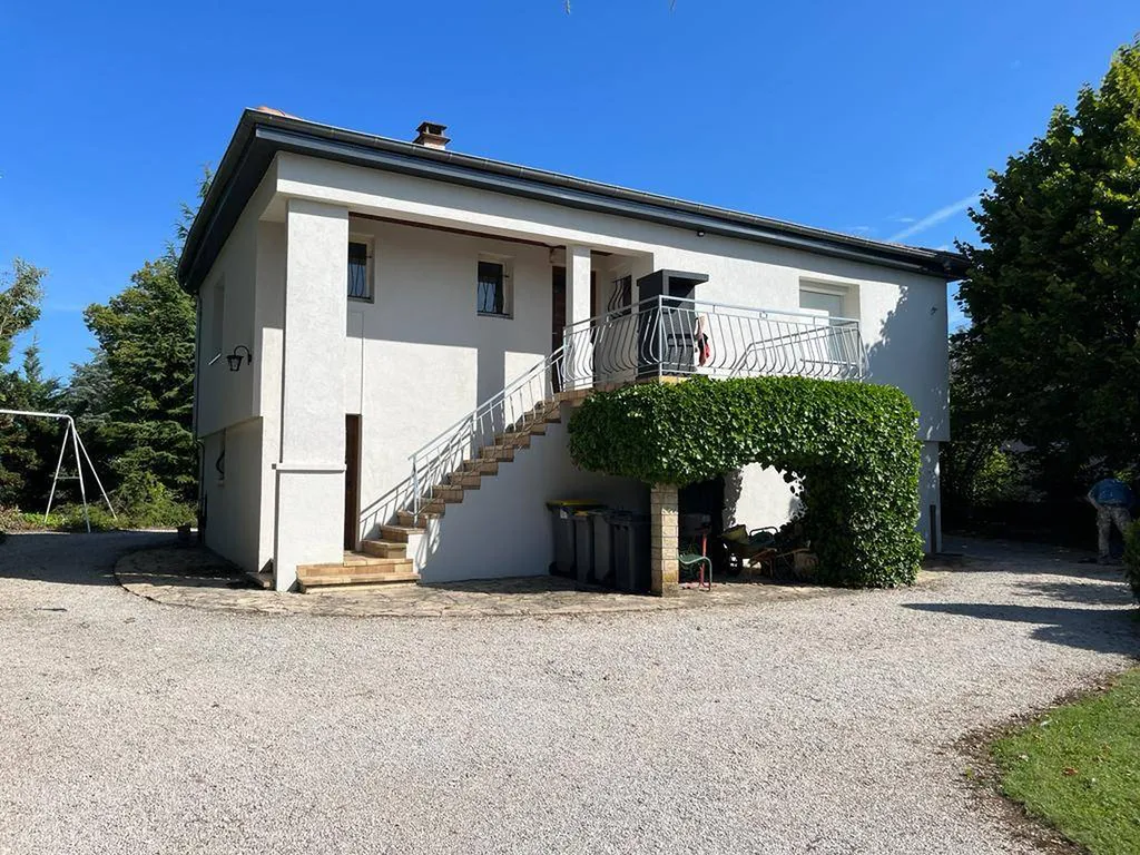 Une isolation thermique par l'extérieur en laine de roche pour cette douce maison à Grézieu-la-Varenne, à 30 minutes de Lyon