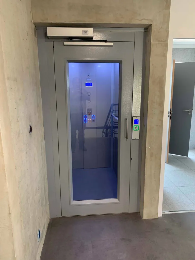 L'élévateur vertical VIMEC au sein de cet ERP s'insère parfaitement dans son environnement entre Arles & Marseille