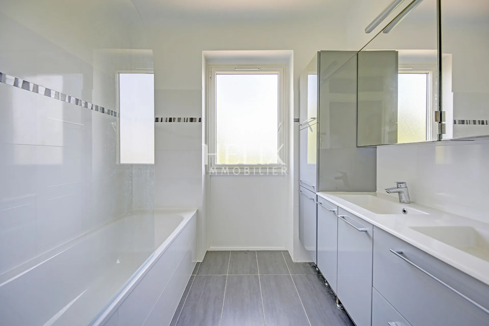 Salle de bains moderne avec fenêtres 