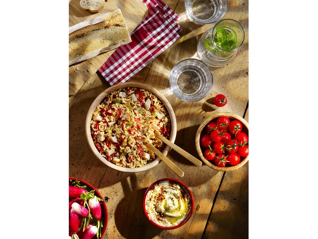 photographe culinaire à Lyon mise en ambiance salade traiteur Bonduelle riz basquaise format verticale