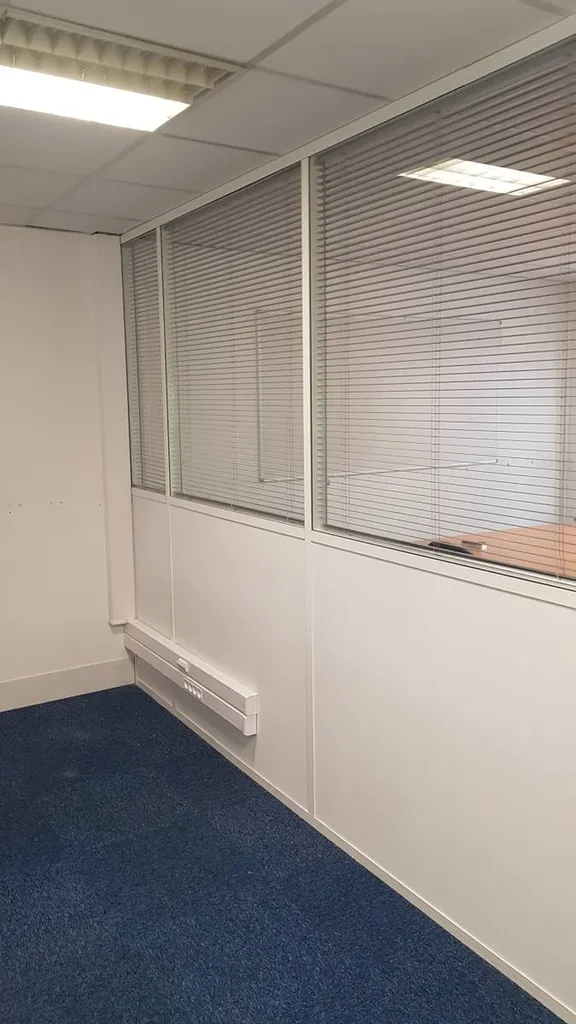 Cloisons amovibles semi-vitrées avec stores vénitiens pour séparer deux bureaux à PARIS