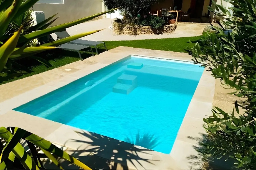 constructeur et expert en piscines coque moins de 10 m2 avec finition Standard ou Luxe Nature à Audenge