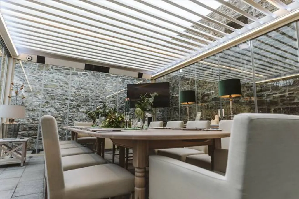 Haut-parleurs intégrés dans une pergola