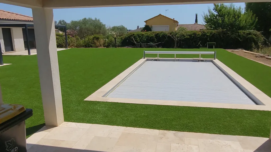 Pose de gazon synthétique pour contour piscine aux Issambres et vers Cavalaire-sur-Mer