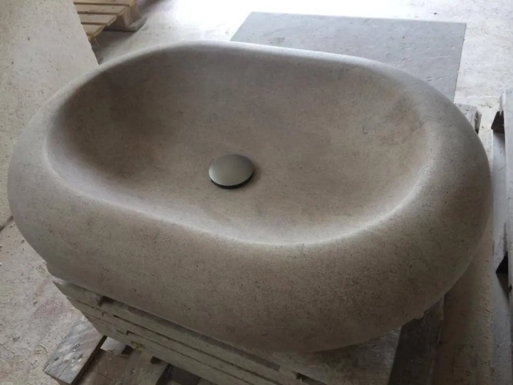 Vasque galbée en pierre de France. Dallage pierre de Dordogne sur RDV au showroom 36 rue de Bourgogne à Paris