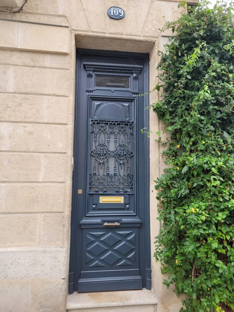 Installation d'un châssis de porte vitrée en acier sur mesure à Mériadeck, Bordeaux