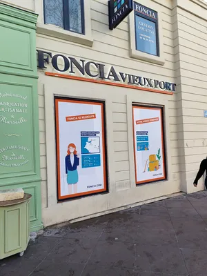 Vitrophanie personnalisée sur cloisons vitrées pour agence immobilière a Marseille information publicitaire et anti vis a vis de vos bureaux 