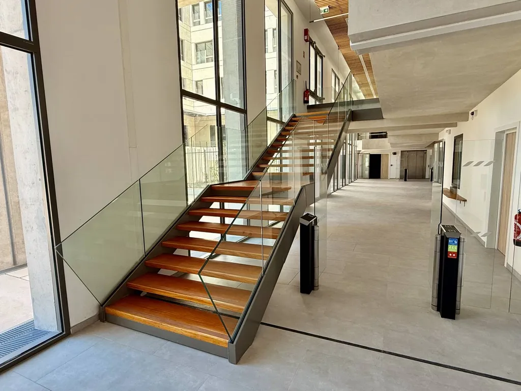 Escalier droit 2UP marches bois garde-corps en verre limons thermolaqués