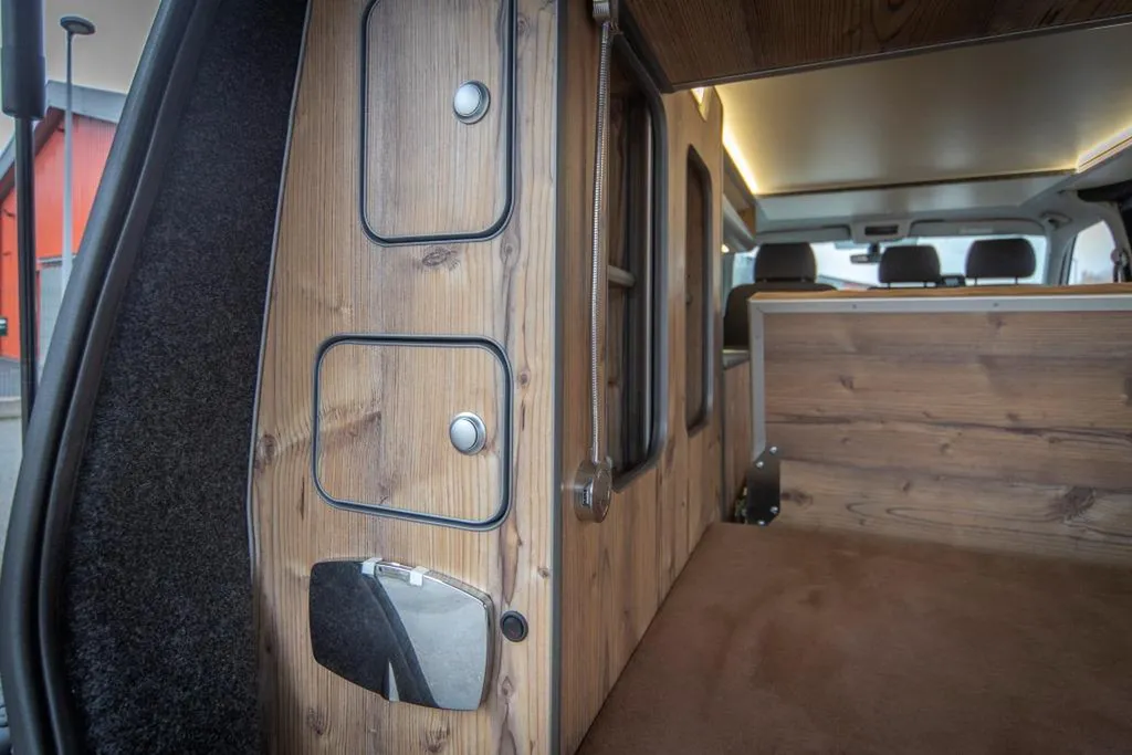 Aménagement VW T6.1 Court sur-mesure à Lyon : van compact à finition bois vieilli et suédine pour le Rhône
