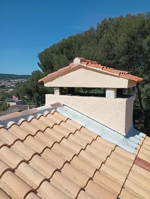 Reprise d'une cheminée avec enduit et fissure plus reprise d'un sol en résine et faîtage en ciment chantier Aix-en-Provence