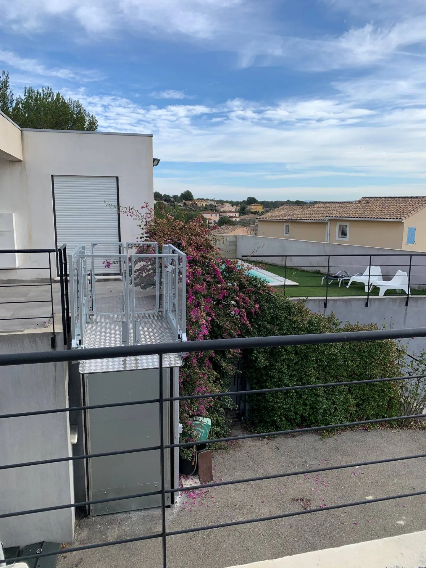 Une fois l'installation achevée, la plateforme verticale Strategos d'une élévation de 3 m en extérieur s'intègre parfaitement à son environnement à Martigues près d'Aix en Provence 