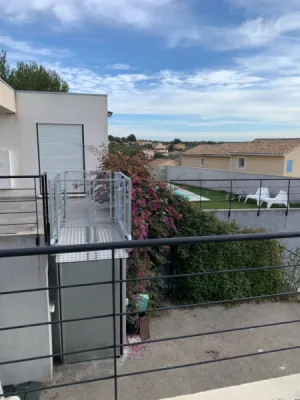 Une fois l'installation achevée, la plateforme verticale Strategos d'une élévation de 3 m en extérieur s'intègre parfaitement à son environnement à Martigues près d'Aix en Provence 