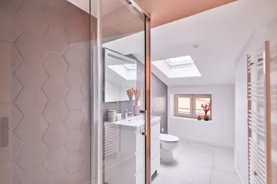 Aménagement d'une salle d'eau mansardée avec WC à Bordeaux