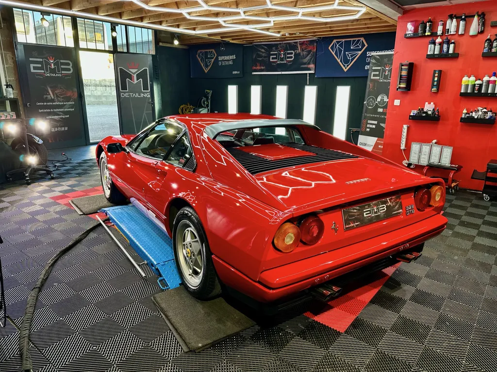 Traitement céramique automobile à Lyon proche Brignais EMB DETAILING spécialiste Ferrari 328 