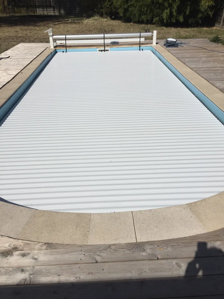 Installation d'un volet hors-sol avec motorisation solaire pour sécuriser une piscine coque
