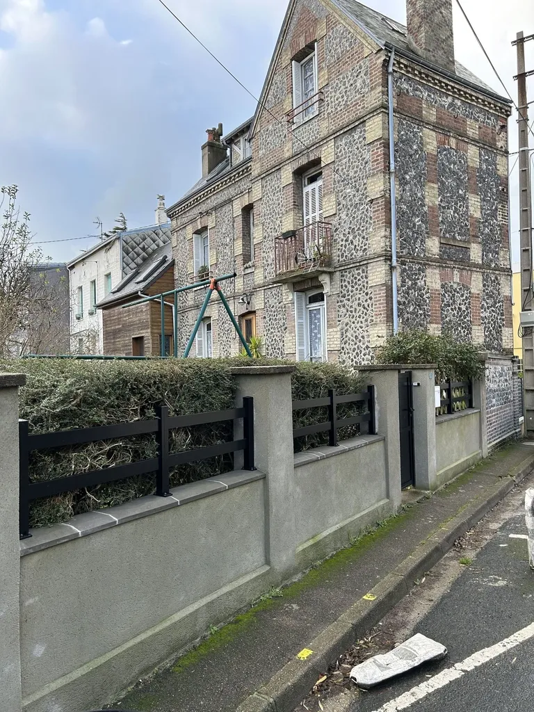 Installation de Clôture aluminium sur muret, Portails motorisés et Portillon en aluminium à Cabourg dans le calvados 14 et ses Alentours