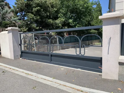 FABRICATION PORTAIL COULISSANT EN FER FORGE AVEC DECORATION ORIGINALE FOS SUR MER