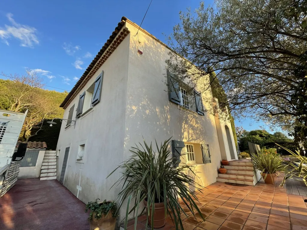 Ravalement de façade pour maison à étage près de cassis
