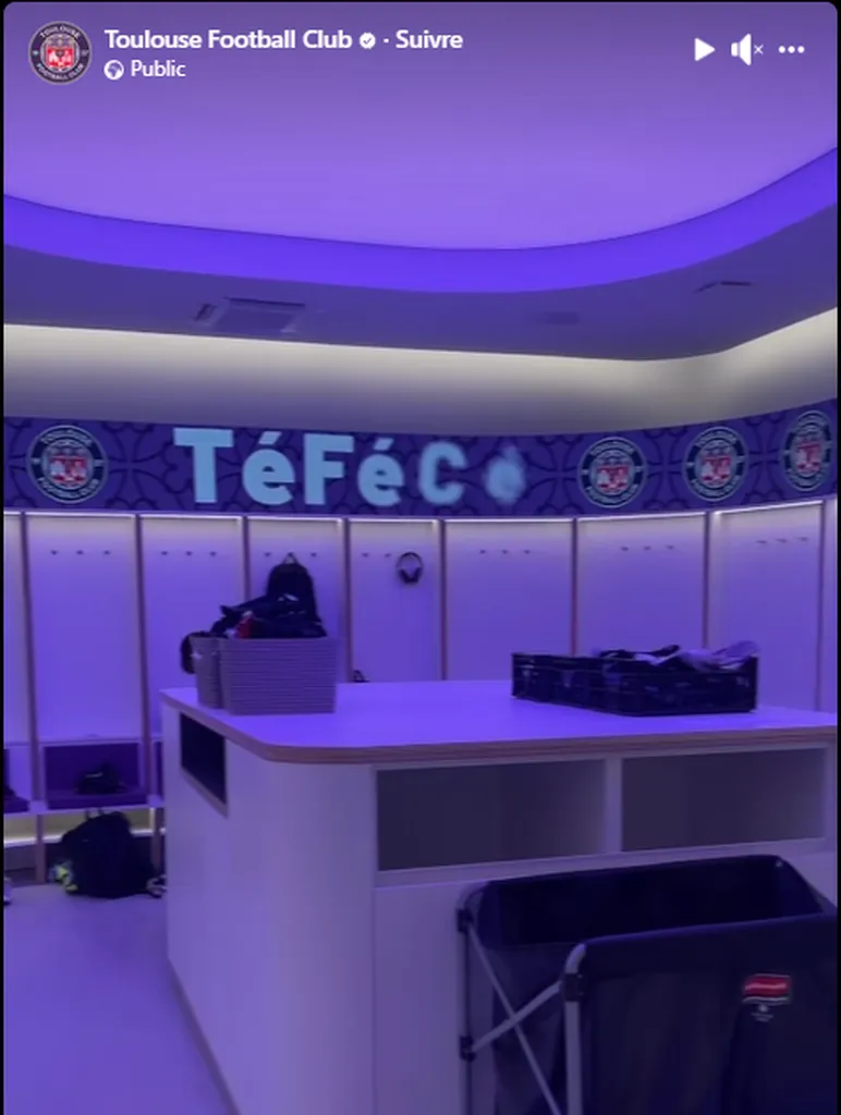 Plafonds tendus lumineux acoustiques dans vestiaires du TFC à Toulouse - Plafonds Tendus Occitans Toulouse