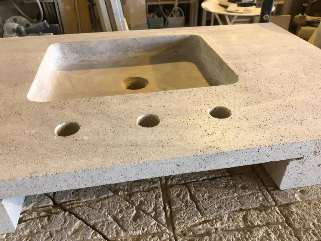 Marbrerie de décoration en pierre naturelle de France, extraction, production, transformation, finition, livraison.