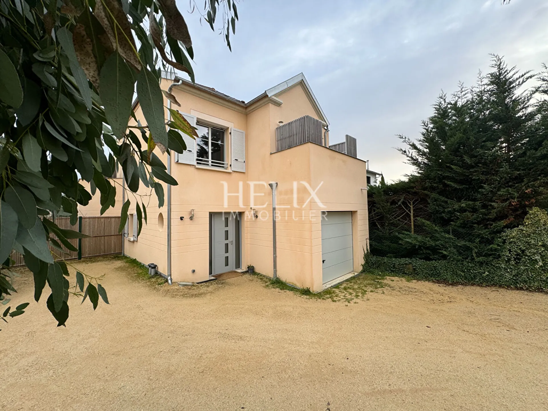 A louer maison contemporaine de 162 M² environ, parcelle environ 500 M² située dans un quartier résidentiel à Saint Germain en Laye, le calme, à proximité des écoles, collèges et lycées. 