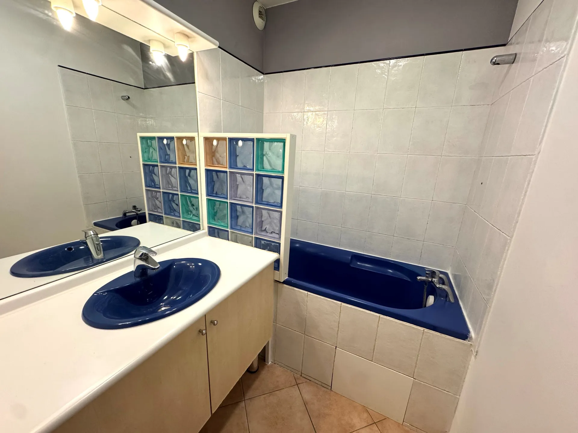 Vente- Aubagne quartier les Passons T2 dans une résidence sécurisée, situé au rez-de-chaussée avec une belle terrasse