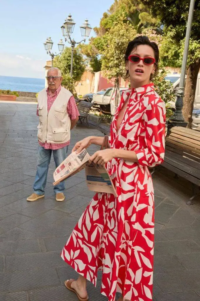 Rosso 35 un style classique et contemporain, pour les femmes qui aiment la discrétion et l'élégance.