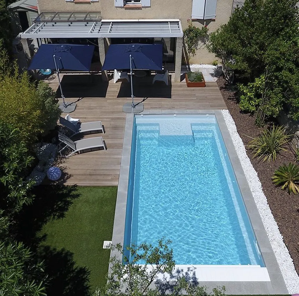 piscine avec jardin vue aérienne