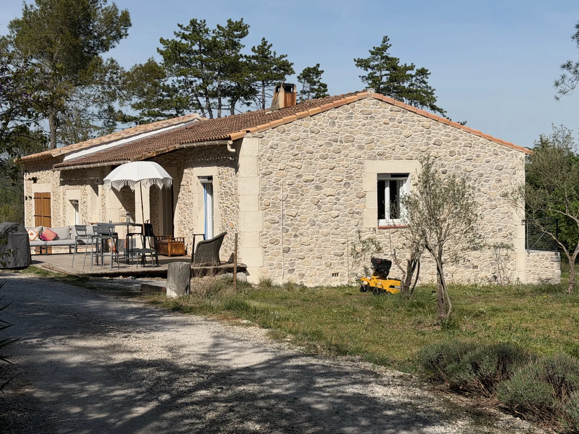 Rénovation des façades d’une maison traditionnelle dans le Domaine de Bonelli à Conqueyrac dans le Gard en finition « Pierre » avec des enduits à la chaux