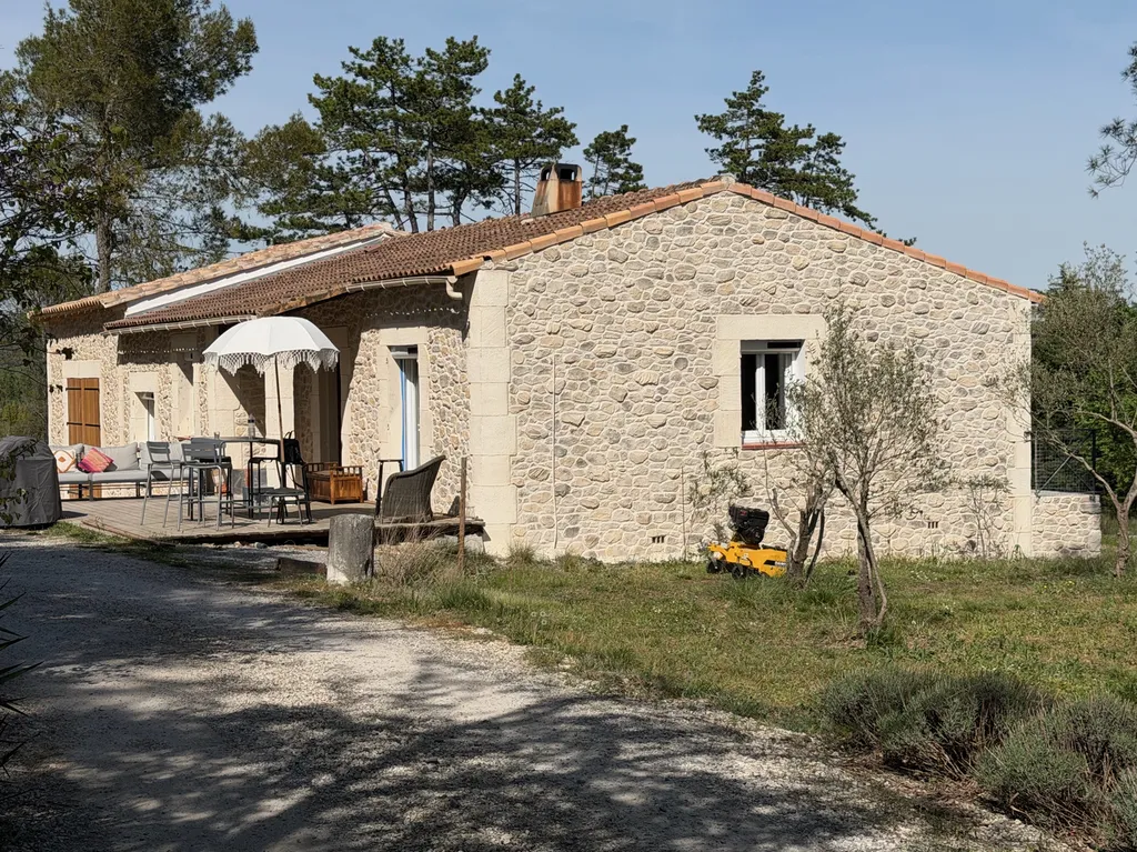 Rénovation des façades d’une maison traditionnelle dans le Domaine de Bonelli à Conqueyrac dans le Gard en finition « Pierre » avec des enduits à la chaux