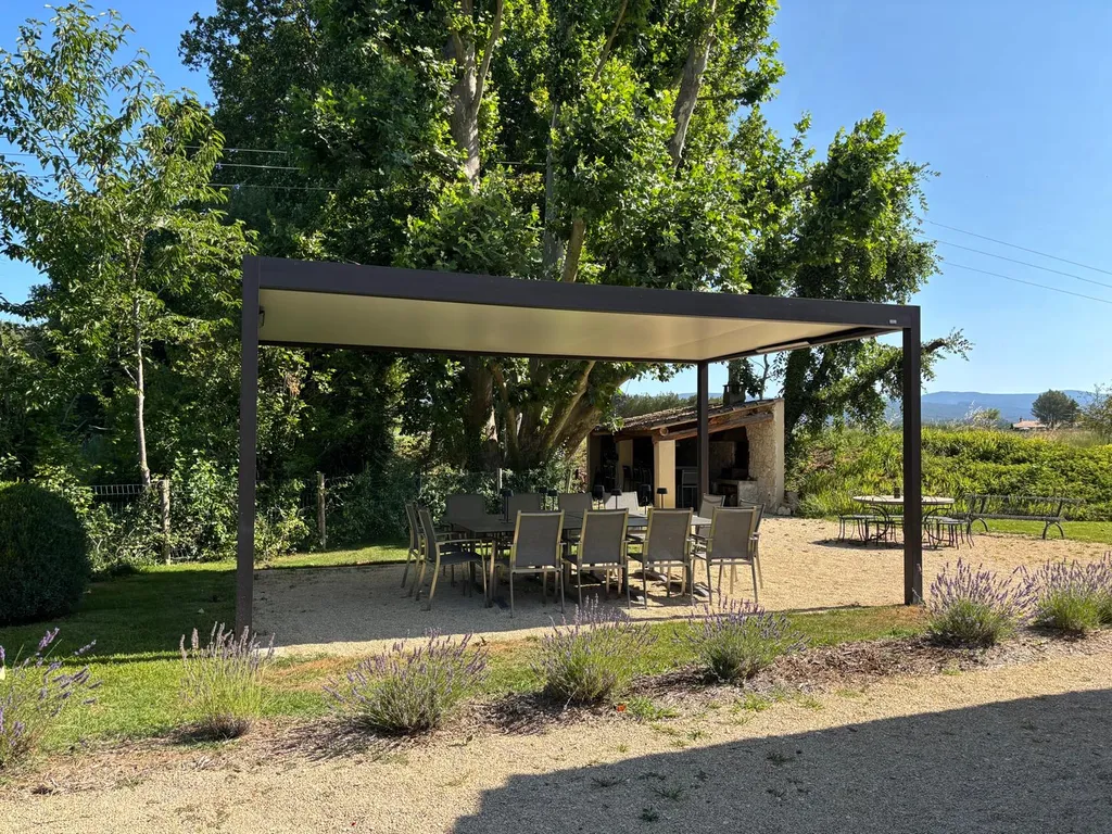 Installation d'une pergola pour sublimer un jardin dans le plus beau village du monde, Gordes (84220)