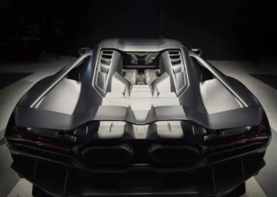 Pose experte de film de protection PPF XPEL sur Lamborghini Revuelto à Lorient, dans notre atelier professionnel.