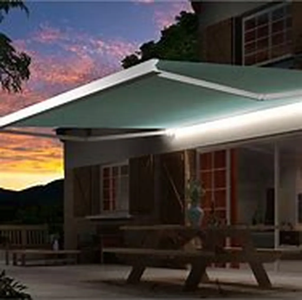 Store banne avec éclairage led sous coffre a Caluire et cuire