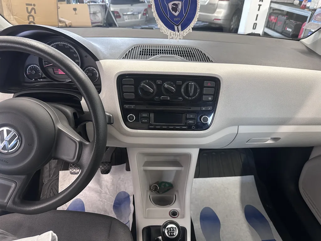 Nettoyage voiture intérieur professionnel Volkswagen Up avec aspiration, désinfection sans rendez-vous à Marseille Château-Gombert 13013 – Speed Glass expert auto