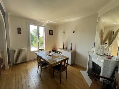 Salle à manger avec cheminée et vue Seine maison à vendre avec grand jardin à Triel chez Helix immobilier Le Vésinet