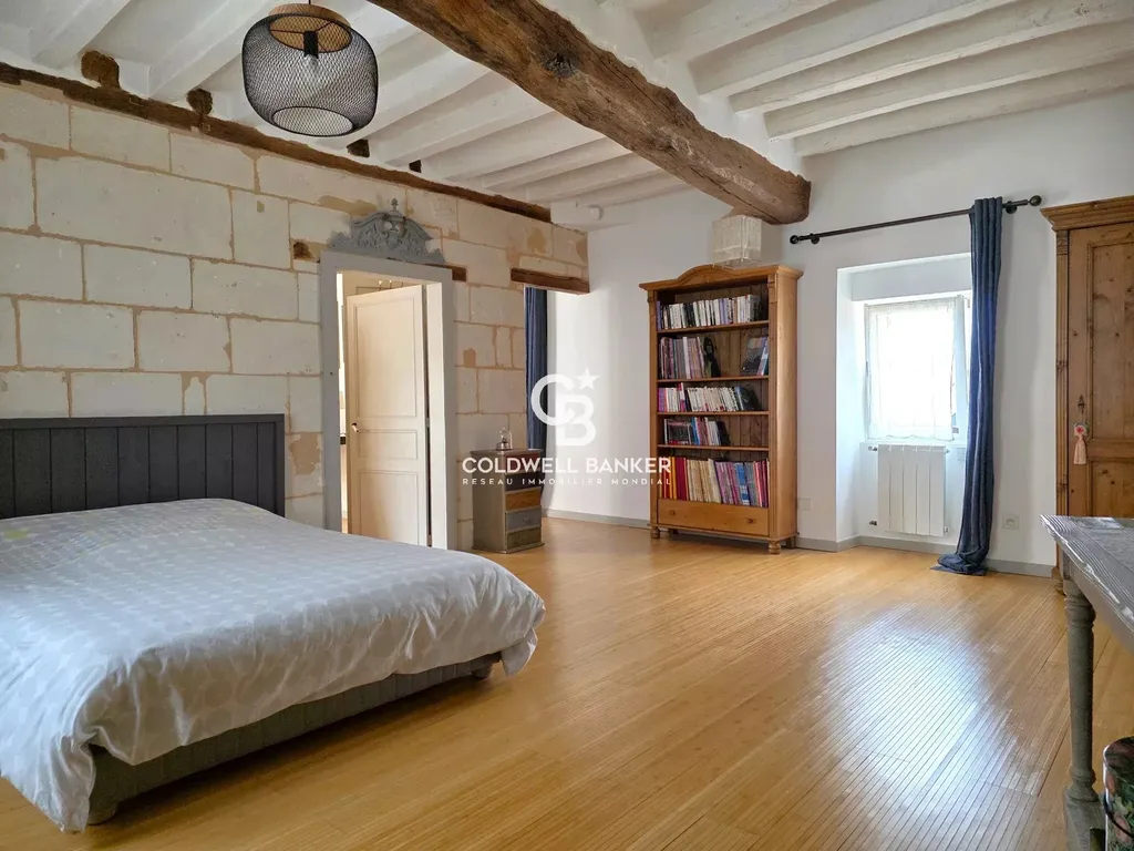 Chambre avec pierre apparente et bibliothèque, propriété de charme à Mayet en Sarthe